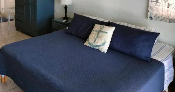 One-bedroom apartment with extra-large double bed